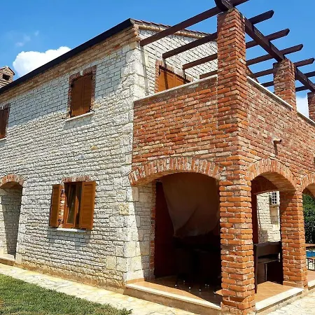 Lovely 4-bed Stone In With Pool Сasa de vacaciones