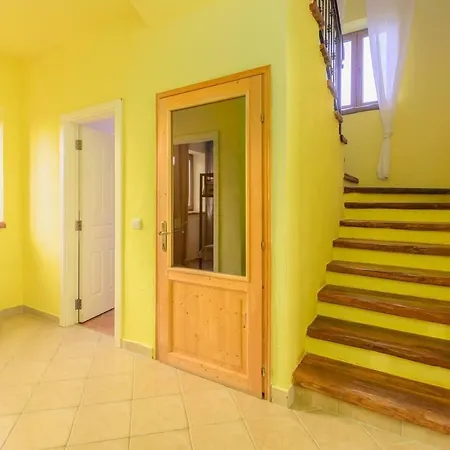 Lovely 4-bed Stone In With Pool Сasa de vacaciones Cabrunici