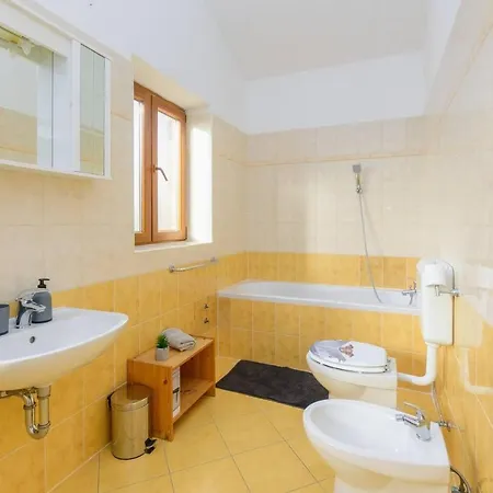 Lovely 4-bed Stone In With Pool Сasa de vacaciones