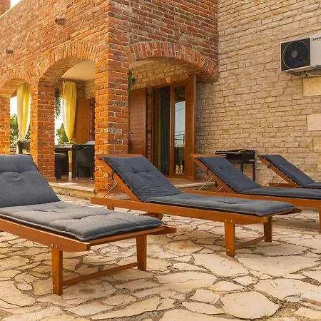 Сasa de vacaciones Lovely 4-bed Stone In With Pool Cabrunici