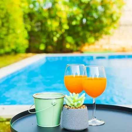 Lovely 4-bed Stone In With Pool Сasa de vacaciones