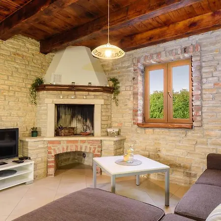 Сasa de vacaciones Lovely 4-bed Stone In With Pool Cabrunici