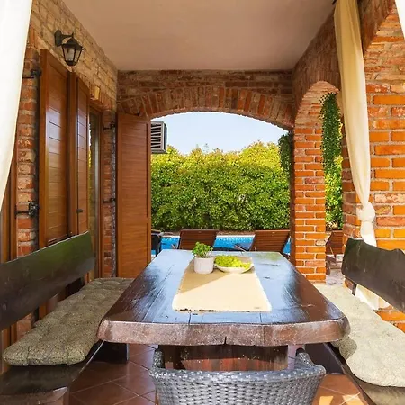 Lovely 4-bed Stone In With Pool Сasa de vacaciones