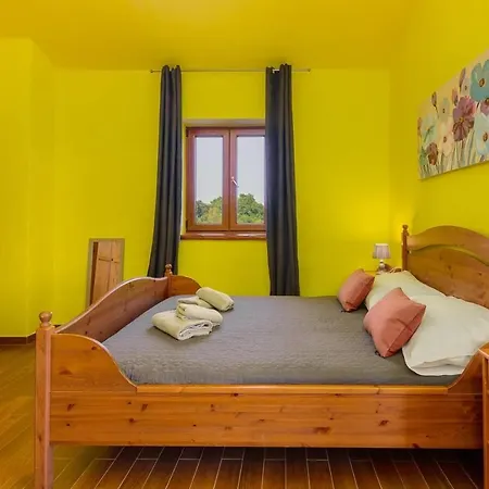 Lovely 4-bed Stone In With Pool Сasa de vacaciones Cabrunici