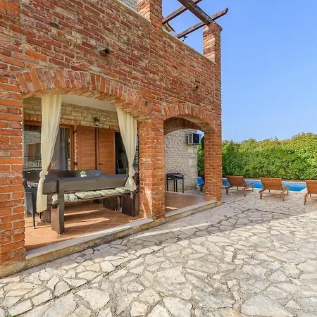 Lovely 4-bed Stone In With Pool