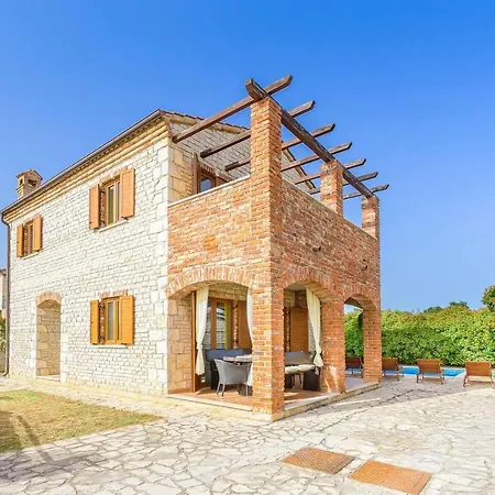 Сasa de vacaciones Lovely 4-bed Stone In With Pool