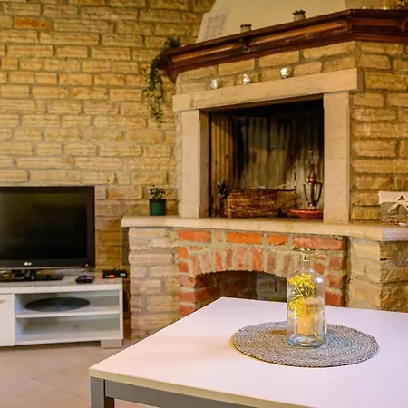Сasa de vacaciones Lovely 4-bed Stone In With Pool
