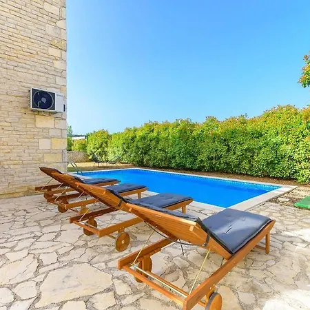 Lovely 4-bed Stone In With Pool * Cabrunici