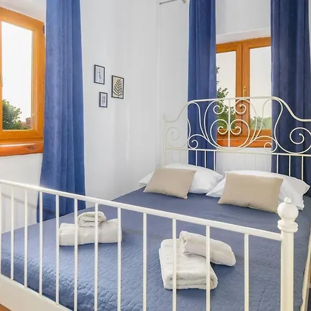 Lovely 4-bed Stone In With Pool Сasa de vacaciones Cabrunici