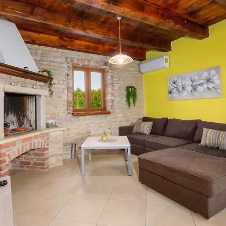 Lovely 4-bed Stone In With Pool Сasa de vacaciones *