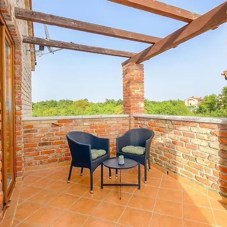 Lovely 4-bed Stone In With Pool Сasa de vacaciones