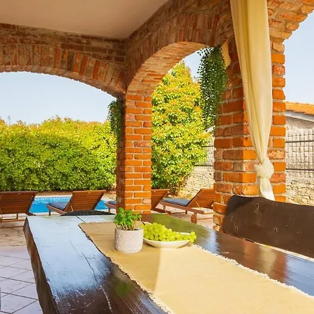 Lovely 4-bed Stone In With Pool Cabrunici