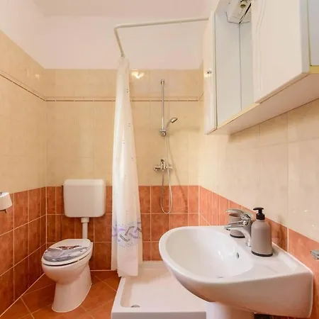 Casa vacanze Lovely 4-bed Stone In With Pool Cabrunici